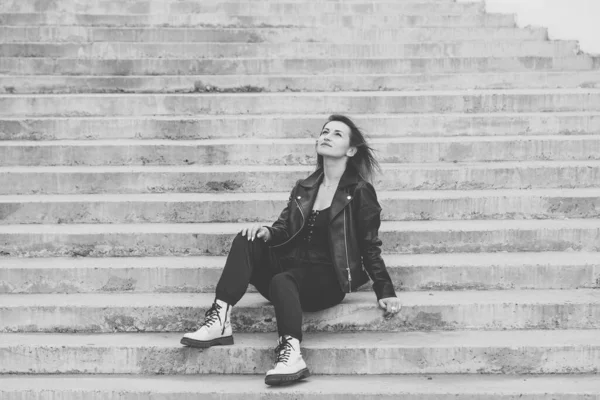 Belle jeune femme assise sur un escalier en béton. — Photo