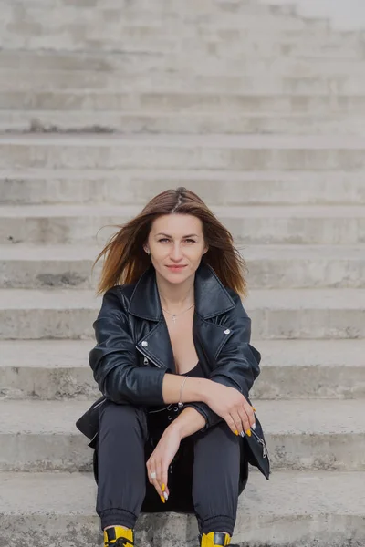 아름다운 젊은 여성 이 콘크리트 계단에 앉아 있습니다. — 스톡 사진