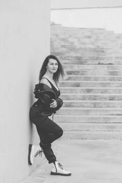 Красива молода жінка стоїть біля бетонних сходів . — стокове фото