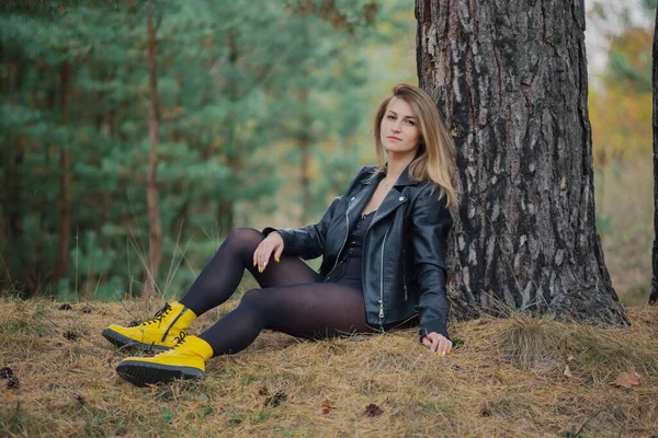 Mulher bonita posando na floresta de outono. Belas fotos de mulheres. Fotos De Bancos De Imagens Sem Royalties