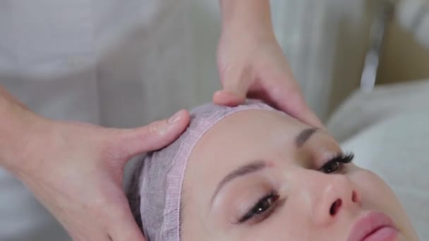Smukt ansigt af ung kvinde før procedure i skønhedssalon. – Stock-video