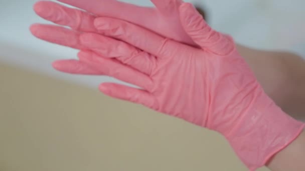 Estetista donna applica antisettico sui guanti. — Video Stock