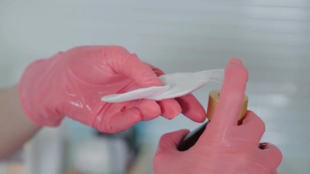 Professional beautician woman pours tonic on cotton pads. — Stock Video