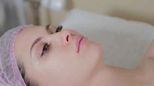 Vackert ansikte av ung kvinna innan förfarandet i skönhetssalong. — Stockvideo