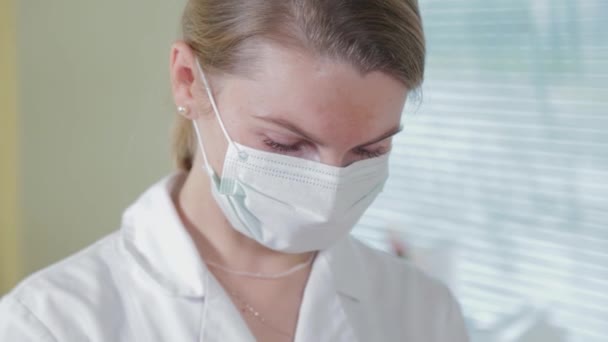 Woman beautician working in protective mask. — Stock Video