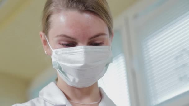 Woman beautician working in protective mask. — Stock Video