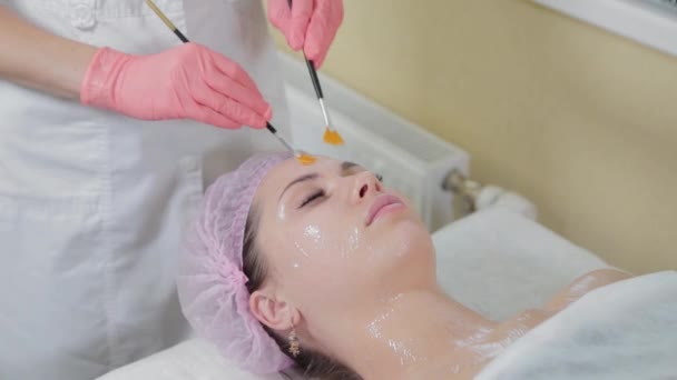 Žena kosmetička provádí masáž štětcem. — Stock video