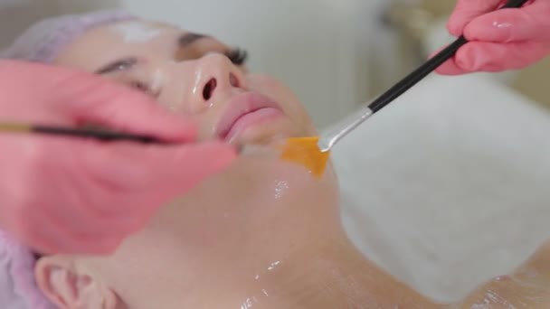 Kobieta kosmetyczka wykonuje masaż pędzlami. — Wideo stockowe
