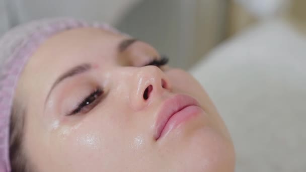 Wanita ahli kecantikan profesional mencuci muka dengan klien dengan serbet. — Stok Video