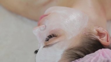 Genç bir kadın için miyoplastik boyun masajı yapan masajcı doktor, yakın çekim görüntüsü. Kozmetoloji kliniğinde güzellik spa prosedürü. Doktor, genç bir kızın boynunu okşayıp okşuyor..