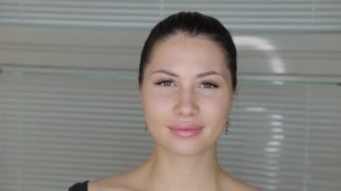 Kozmetolojiden sonra kadın. Güzel, mutlu bir kadının portresi..