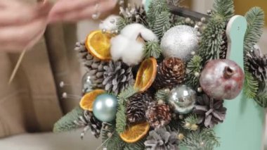 Kadın çiçekçi yeni yıl besteleri yapıyor..