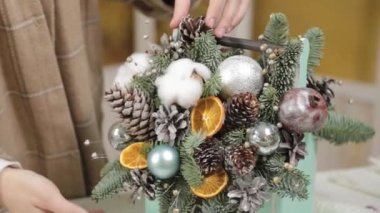 Kadın çiçekçi yeni yıl besteleri yapıyor..