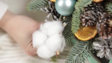 Kadın çiçekçi yeni yıl besteleri yapıyor..