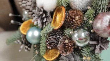 Kadın çiçekçi yeni yıl besteleri yapıyor..