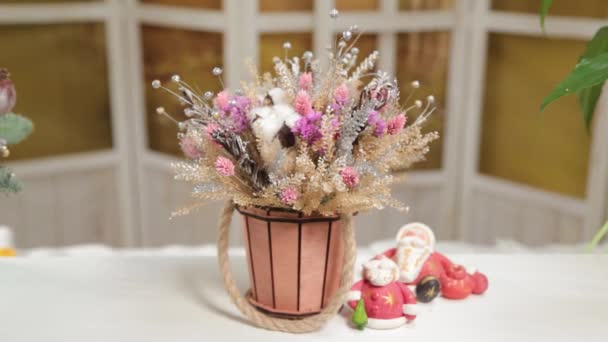 Piękne noworoczne kompozycje z suchych gałęzi choinki kwiatów i zabawek noworocznych. — Wideo stockowe