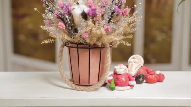 Όμορφες συνθέσεις της Πρωτοχρονιάς από ξερά κλαδιά χριστουγεννιάτικου δέντρου με λουλούδια και παιχνίδια της Πρωτοχρονιάς. — Αρχείο Βίντεο