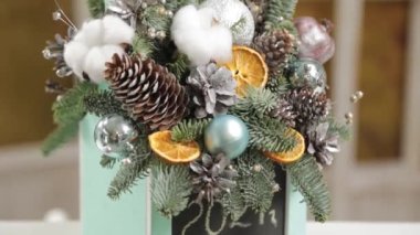 Noel ağacı ve yeni yıl oyuncaklarının kuru dallarından güzel yeni yıl kompozisyonları.