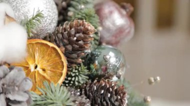 Noel ağacı ve yeni yıl oyuncaklarının kuru dallarından güzel yeni yıl kompozisyonları.