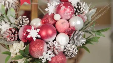 Noel ağacı ve yeni yıl oyuncaklarının kuru dallarından güzel yeni yıl kompozisyonları.