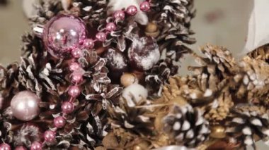 Noel ağacı ve yeni yıl oyuncaklarının kuru dallarından güzel yeni yıl kompozisyonları.