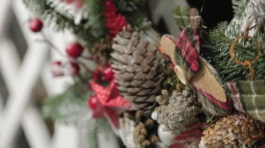 Dekor stüdyosundaki el yapımı güzel Noel süslemeleri..