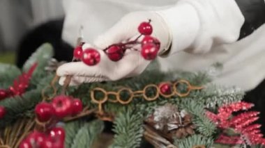 Çiçekçi kadın yeni yıl çelengi yapıyor..