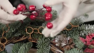 Çiçekçi kadın yeni yıl çelengi yapıyor..