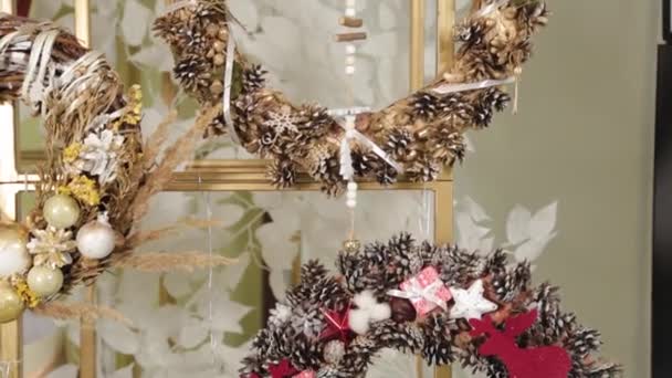 花や新年のおもちゃのクリスマスツリーの乾燥した枝からの美しい新年の組成物. — ストック動画
