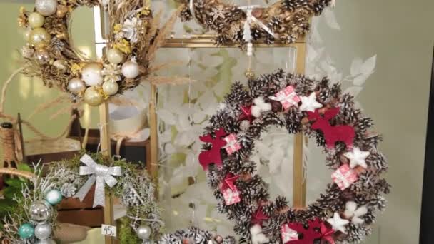 Piękne noworoczne kompozycje z suchych gałęzi choinki kwiatów i zabawek noworocznych. — Wideo stockowe