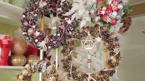 花や新年のおもちゃのクリスマスツリーの乾燥した枝からの美しい新年の組成物. — ストック動画