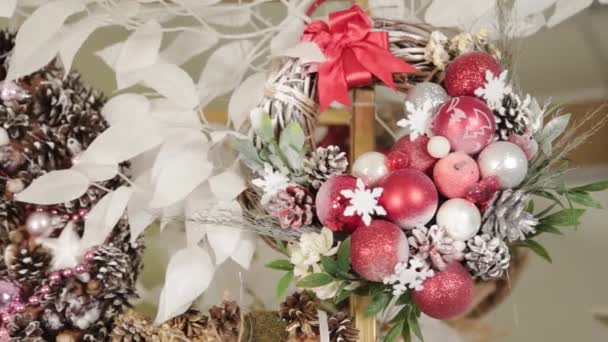 Gyönyörű szilveszteri kompozíciók száraz ágak karácsonyfa virágok és szilveszteri játékok. — Stock videók