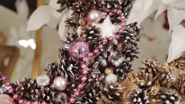 Schöne Neujahrskompositionen aus trockenen Zweigen eines Weihnachtsbaums aus Blumen und Neujahrsspielzeug. — Stockvideo