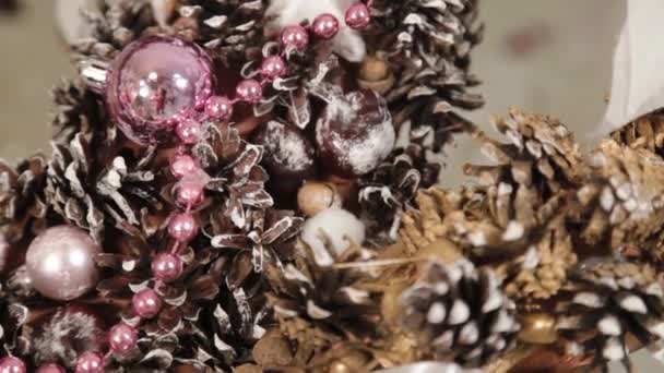 Vackra nyår kompositioner från torra grenar av en julgran av blommor och nyår leksaker. — Stockvideo