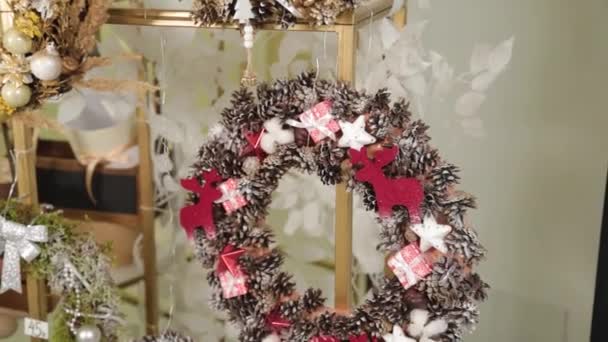 Gyönyörű szilveszteri kompozíciók száraz ágak karácsonyfa virágok és szilveszteri játékok. — Stock videók