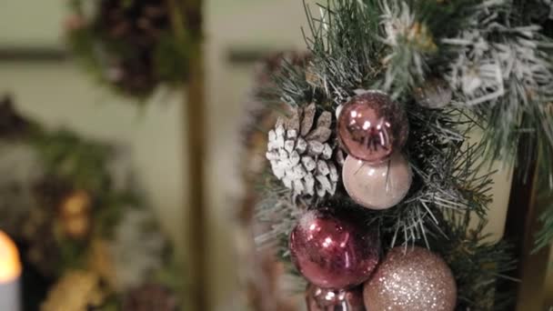 아름다운 신년은 크리스마스 트리의 꽃 과 신년 장난감의 마른 가지에서 만들어 진다. — 비디오