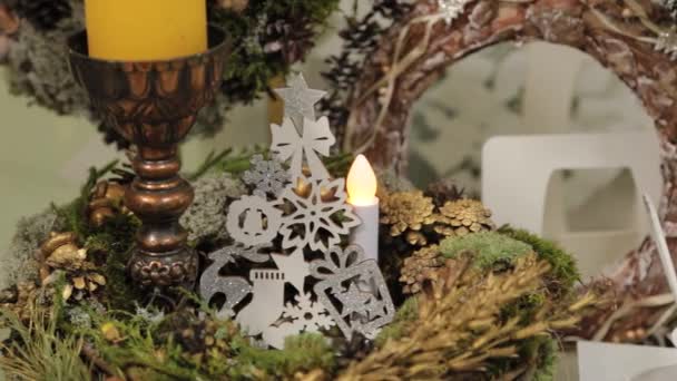 아름다운 신년은 크리스마스 트리의 꽃 과 신년 장난감의 마른 가지에서 만들어 진다. — 비디오