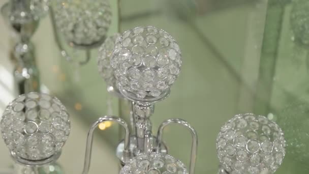 Brillantes hermosos candelabros en la tienda. — Vídeo de stock