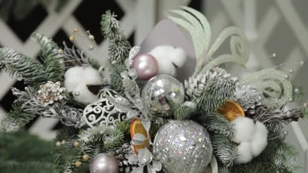 Schöne handgefertigte Weihnachtsdekoration im Dekoratelier. — Stockvideo