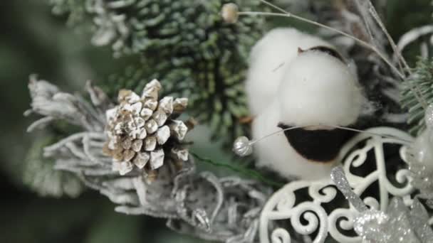 Hermosas decoraciones de Navidad hechas a mano en el estudio de decoración. — Vídeo de stock
