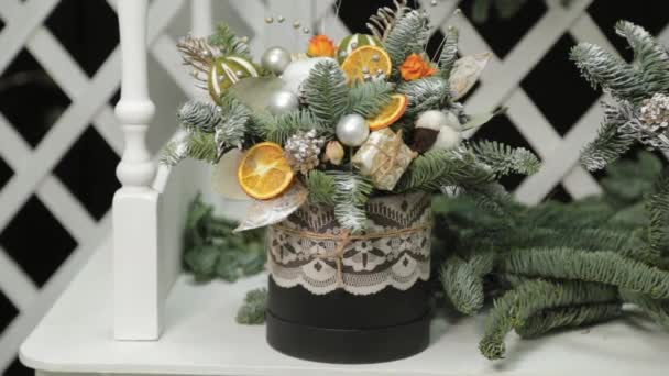 Schöne handgefertigte Weihnachtsdekoration im Dekoratelier. — Stockvideo