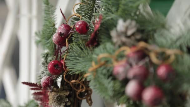 Hermosas decoraciones de Navidad hechas a mano en el estudio de decoración. — Vídeo de stock