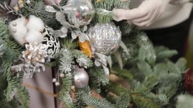 Kadın çiçekçi yeni yıl besteleri yapıyor..