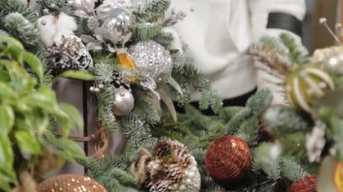 Kadın çiçekçi yeni yıl besteleri yapıyor..