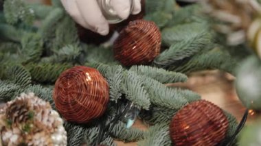 Kadın çiçekçi yeni yıl besteleri yapıyor..