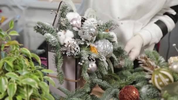 Жінка-флорист робить новорічні композиції . — стокове відео