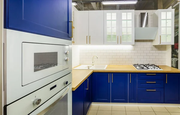 Schöne Küche mit originellem Design. Kücheneinrichtung. — Stockfoto