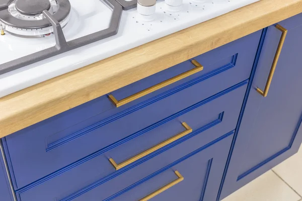 Originelle innovative Griffe für Küchenschränke. Küchendesign. — Stockfoto