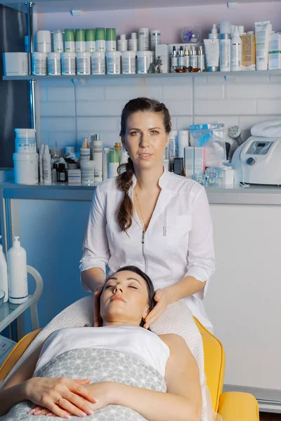 Mujer esteticista profesional prepara al cliente para el procedimiento de cosmetología. — Foto de Stock