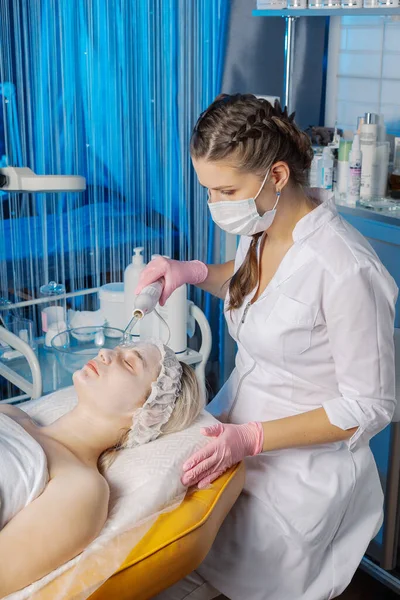 Darsonvalización de la cara o rejuvenecimiento de la cara con la ayuda de electroterapia. Foto de darsonval para la cara. Terapia actual. El paciente está en la esteticista.. —  Fotos de Stock